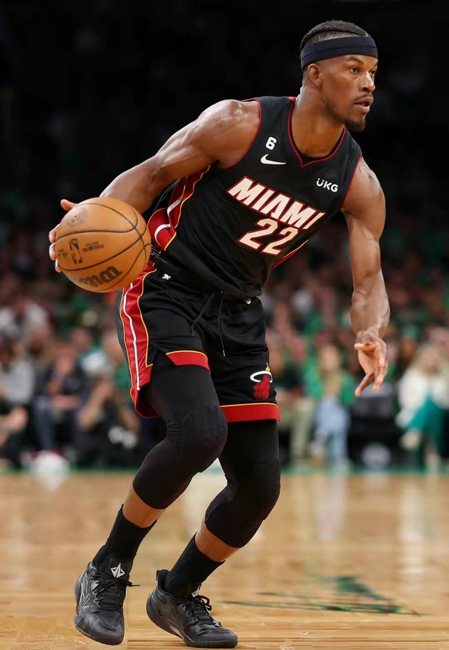 关于里程碑夜迈阿密热火造点机会；NBA季后赛今夜刷纪录；态度坚定；更衣室氛围转暖的信息