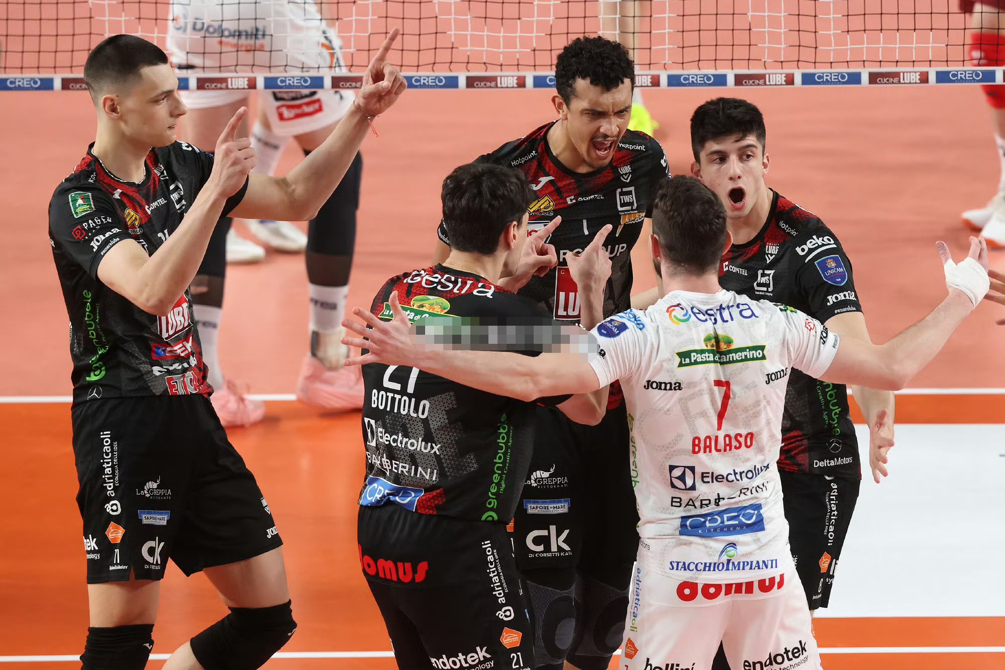 欧超杯集结日再迎强敌;托特纳姆内部沟通;主帅态度——底气十足;更衣室氛围转暖 欧超杯集结日再迎强敌;托特纳姆内部沟通;主帅态度——底气十足;更衣室氛围转暖